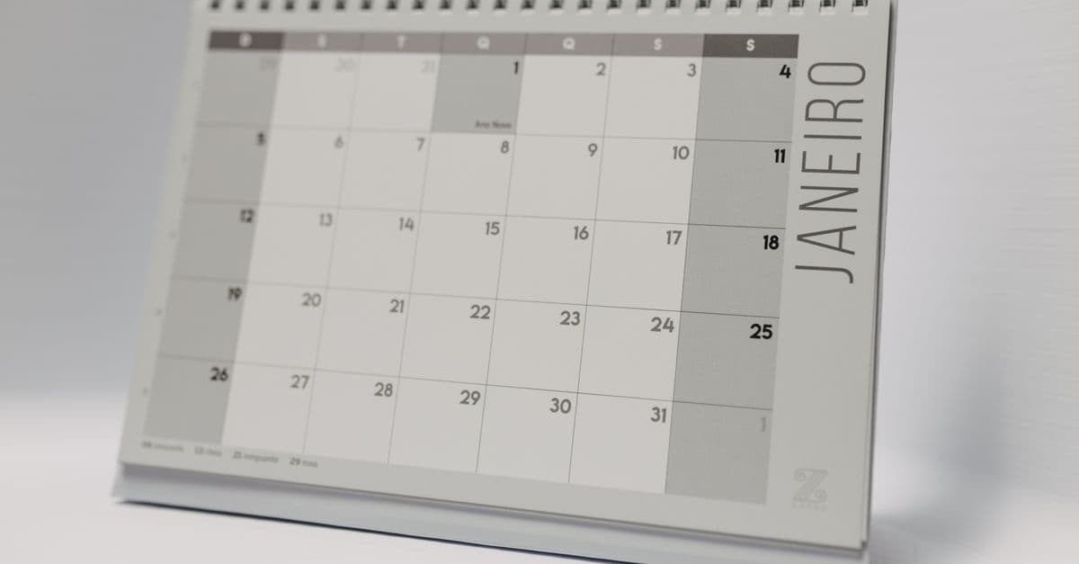 Minimalist desk calendar displaying the month of January with clean design.